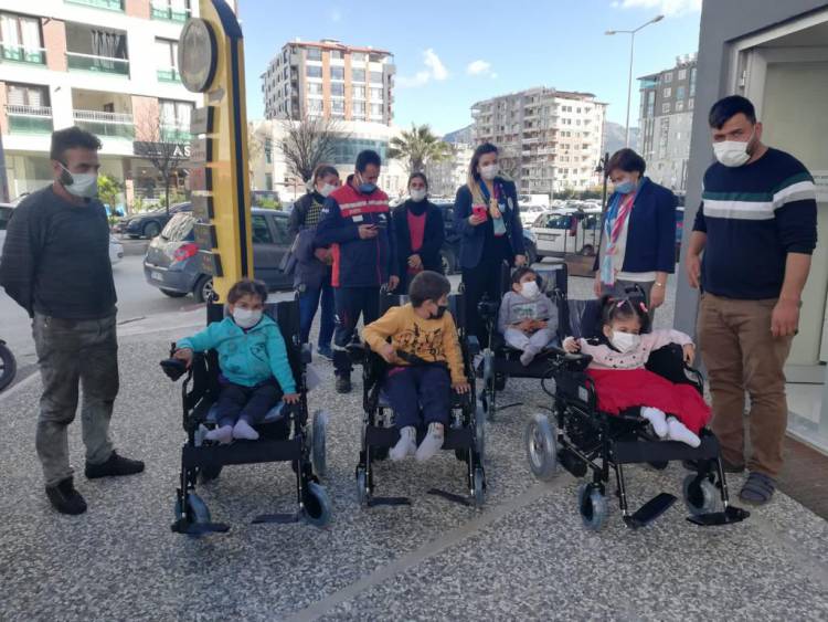 Hatay'da Spina Bifida Hastası çocuklara Akülü Sandalyeleri Teslim Edildi.