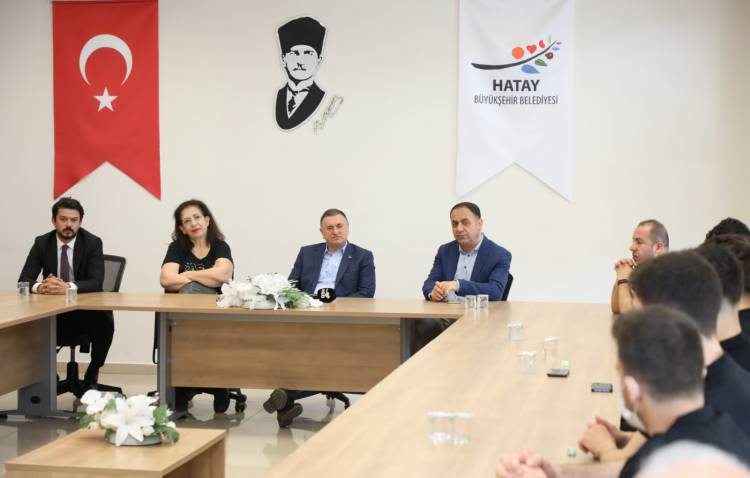 HATAYLI VOLEYBOLCULARIN HEDEFİ EFELER LİGİ MAVİ-BEYAZLILAR GÖZÜNÜ EFELER LİGİ’NE DİKTİ HBB BAŞKANI SAVAŞ VOLEYBOLCULAR İLE BULUŞTU SAVAŞ: FİNALE ÇIKMAK KADAR FİNALİ KAZANMAK DA ÖNEMLİDİR