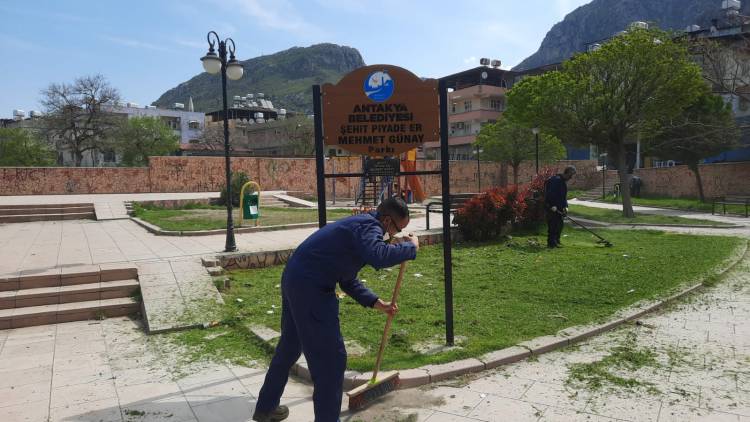 PARK VE YEŞİL ALANLARDA BAKIM VE ONARIM ÇALIŞMALARI DEVAM EDİYOR 