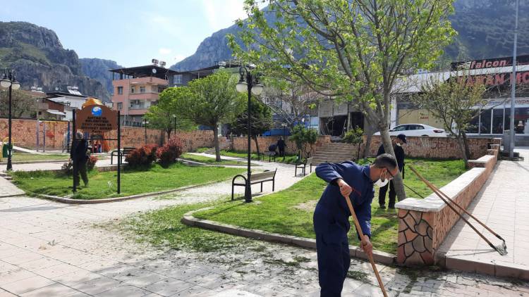 PARK VE YEŞİL ALANLARDA BAKIM VE ONARIM ÇALIŞMALARI DEVAM EDİYOR 