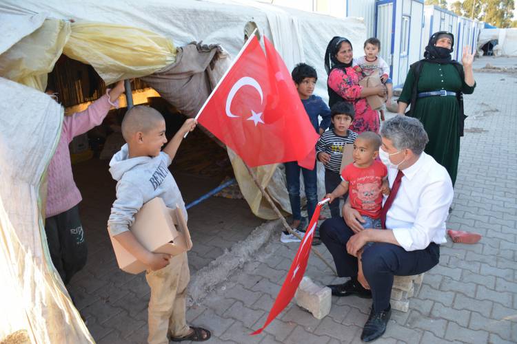 BAŞKAN YAVUZ ÇADIRDA YAŞAYAN ÇOCUKLARIN BAYRAMINI KUTLAYIP AYAKKABI HEDİYE  ETTİ