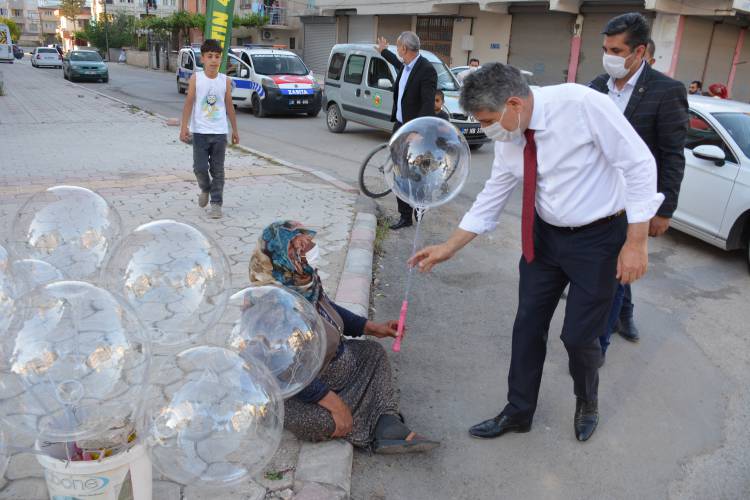 BAŞKAN YAVUZ ÇADIRDA YAŞAYAN ÇOCUKLARIN BAYRAMINI KUTLAYIP AYAKKABI HEDİYE  ETTİ