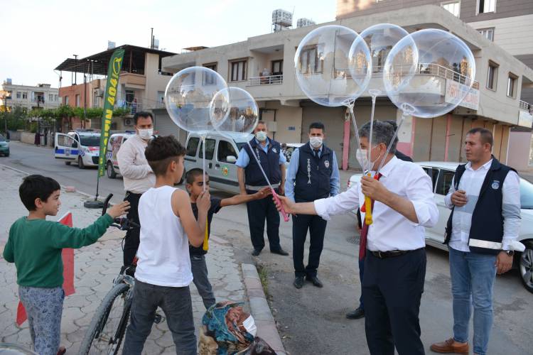 BAŞKAN YAVUZ ÇADIRDA YAŞAYAN ÇOCUKLARIN BAYRAMINI KUTLAYIP AYAKKABI HEDİYE  ETTİ