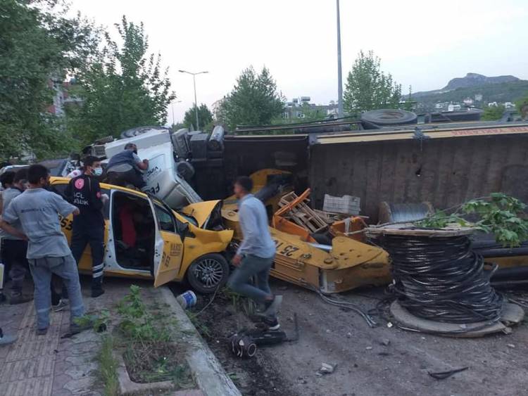 Defne’de feci kaza: 4 ölü, 4 yaralı