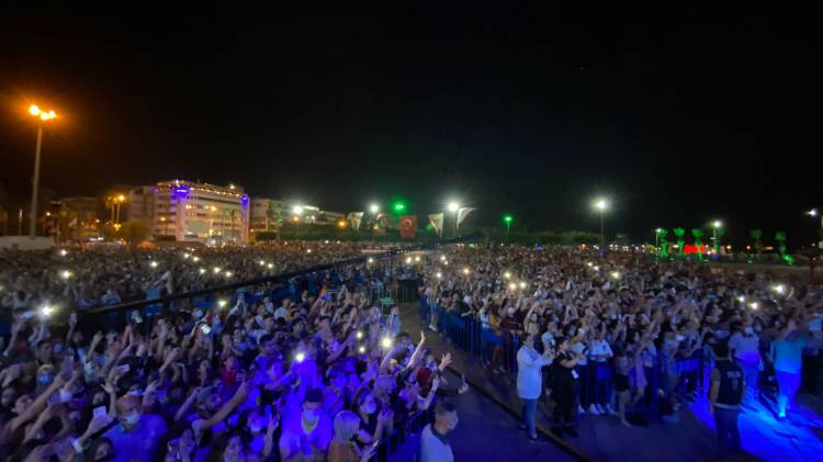 İSKENDERUN’DA FESTİVAL ÇOŞKUSU DEVAM EDİYOR -İSKENDERUN’DA FERHAT GÖÇER VE MUSTAFA CECELİ FETTAH CAN RÜZGÂRI ESTİ