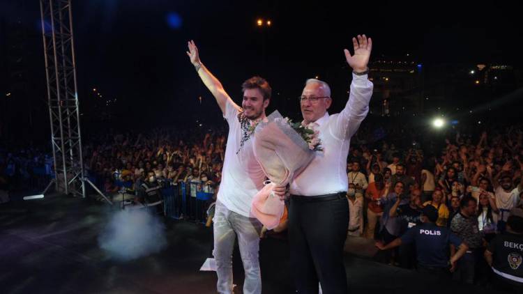 İSKENDERUN’DA FESTİVAL ÇOŞKUSU DEVAM EDİYOR -İSKENDERUN’DA FERHAT GÖÇER VE MUSTAFA CECELİ FETTAH CAN RÜZGÂRI ESTİ