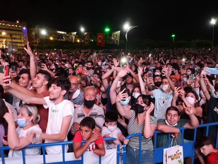 İSKENDERUN’DA FESTİVAL ÇOŞKUSU DEVAM EDİYOR -İSKENDERUN’DA FERHAT GÖÇER VE MUSTAFA CECELİ FETTAH CAN RÜZGÂRI ESTİ