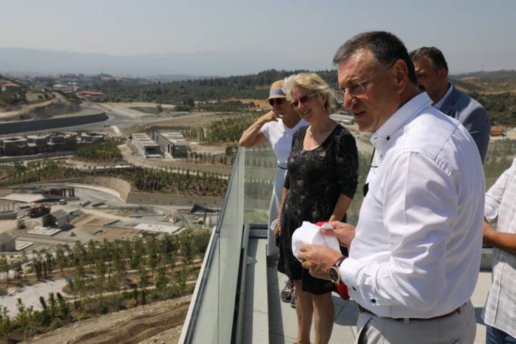 BİRLEŞMİŞ MİLLETLER BÜYÜKELÇİSİ VINTON EXPO ALANINA HAYRAN KALDI EXPO 2021 HATAY ALANLARI MİSAFİRLERİNİ AĞRLAMAYA DEVAM EDİYOR HBB BAŞKANI SAVAŞ: EXPO 2021 HATAY BÖLGEDEKİ BARIŞA KATKI VERECEK