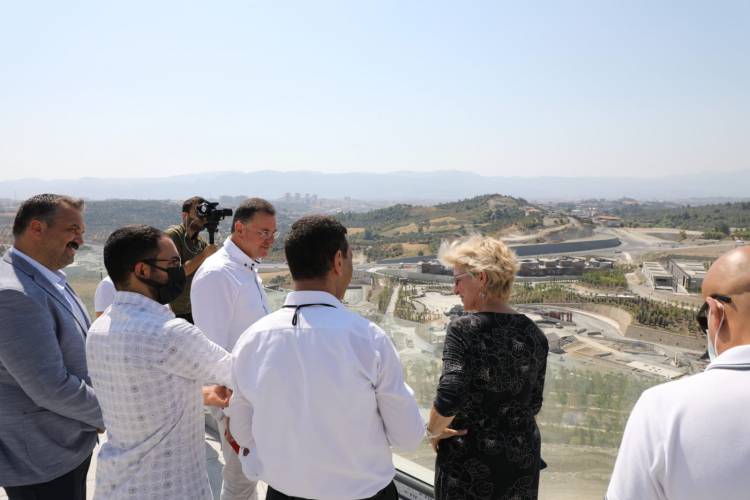 BİRLEŞMİŞ MİLLETLER BÜYÜKELÇİSİ VINTON EXPO ALANINA HAYRAN KALDI EXPO 2021 HATAY ALANLARI MİSAFİRLERİNİ AĞRLAMAYA DEVAM EDİYOR HBB BAŞKANI SAVAŞ: EXPO 2021 HATAY BÖLGEDEKİ BARIŞA KATKI VERECEK