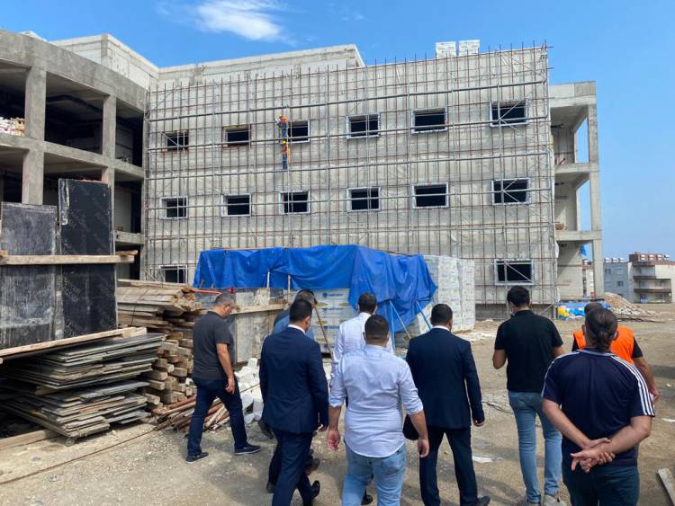 Arsuz Kaymakamı Hacı Hasan GÖKPINAR, yapımı devam eden 50 yataklı Arsuz Devlet Hastanesi inşaatında incelemelerde bulundu.