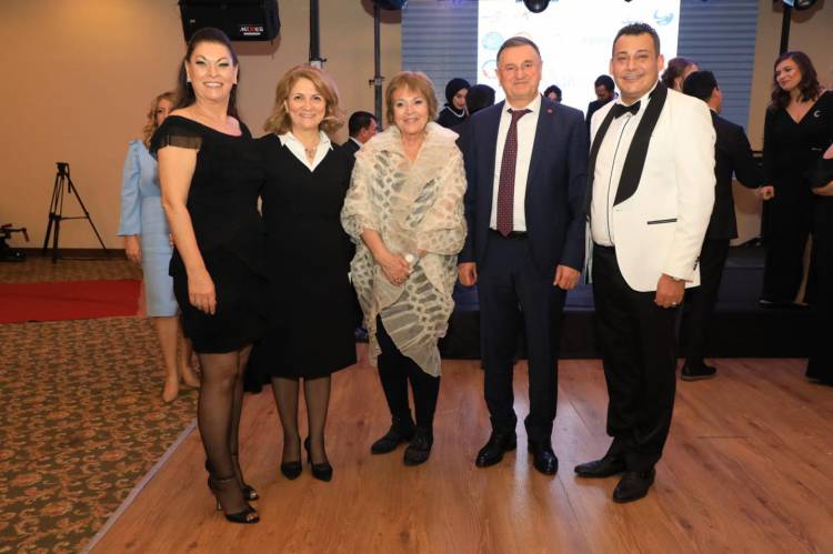 33 KADIN BELGESELİ’NİN GALASI YAPILDI HBB BAŞKANI LÜTFÜ SAVAŞ 33 KADIN BELGESELİ’NİN GALA GECESİNE KATILDI