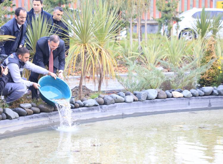 BİYOLOJİK EXPO GÖLETİ YAVRU BALIKLARI İLE BULUŞTU LÜTFÜ SAVAŞ: : KÜRESEL İKLİM KRİZİNE DİKKAT ÇEKMEK İSTEDİK