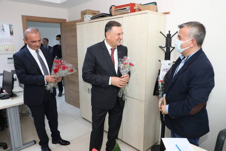 BAŞKAN SAVAŞ’TAN SAĞLIK ÇALIŞANLARINA JEST SAVAŞ: SAĞLIK ÇALIŞANLARIMIZIN HAKKINI ÖDEYEMEYİZ