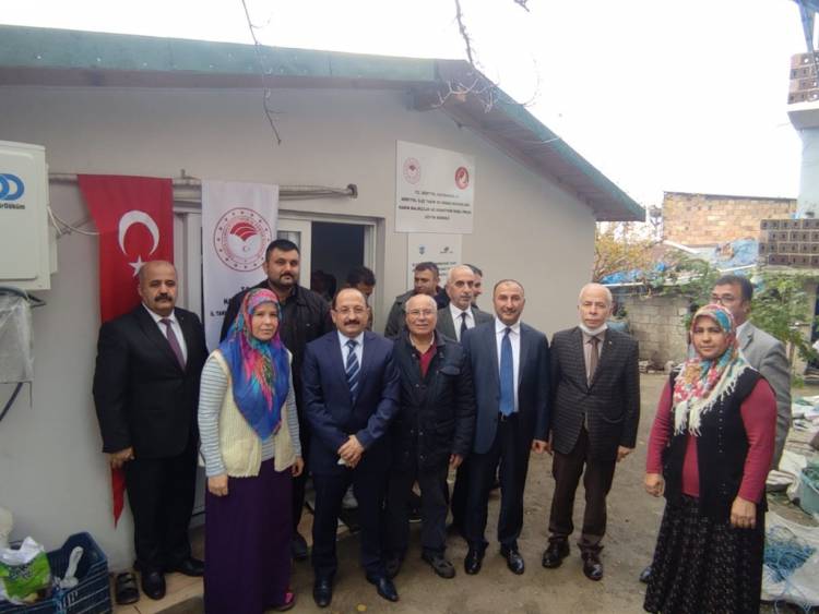 DÖRTYOL KAYMAKAMI AYDIN ERGÜN BALIK AĞI YAPAN KADINLARI ZİYARET ETTİ