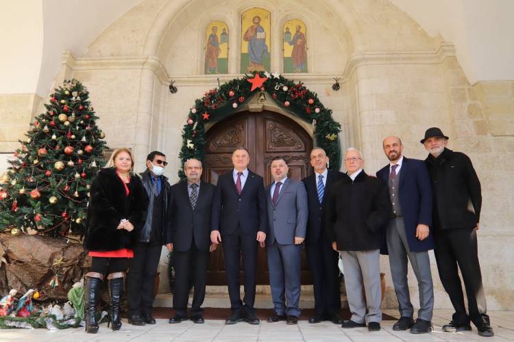HATAY’DA BAYRAMLAR HEP BİRLİKTE ANLAMLI  HBB BAŞKANI SAVAŞ NOEL BAYRAMININ SEVİNCİNE ORTAK OLDU LÜTFÜ SAVAŞ: HER BAYRAMI BİRLİKTE KUTLAMANIN ONURUNU YAŞIYORUZ