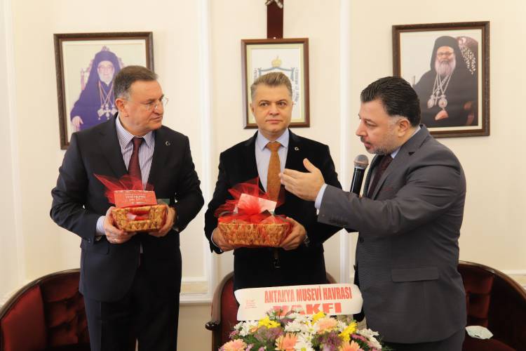 HATAY’DA BAYRAMLAR HEP BİRLİKTE ANLAMLI  HBB BAŞKANI SAVAŞ NOEL BAYRAMININ SEVİNCİNE ORTAK OLDU LÜTFÜ SAVAŞ: HER BAYRAMI BİRLİKTE KUTLAMANIN ONURUNU YAŞIYORUZ