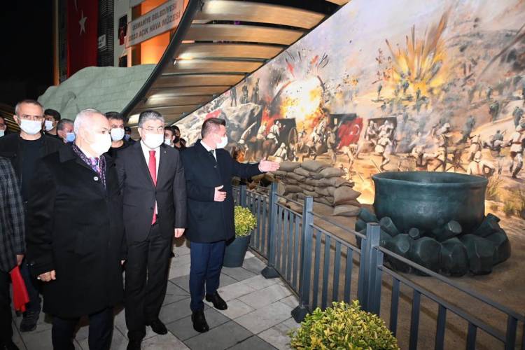 KURTULUŞUN 100.YILINDA COŞKU DOLU FENER ALAYI YÜRÜYÜŞÜ YAPILDI