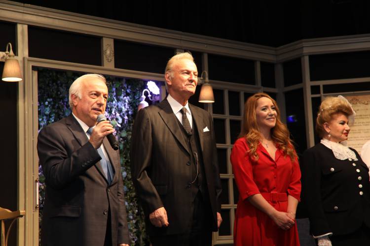 ‘ON KİŞİYDİLER’ TİYATRO OYUNU HATAYLI SANATSEVERLER İLE BULUŞTU  ‘ON KİŞİYDİLER’E HATAYLILARDAN TAM NOT