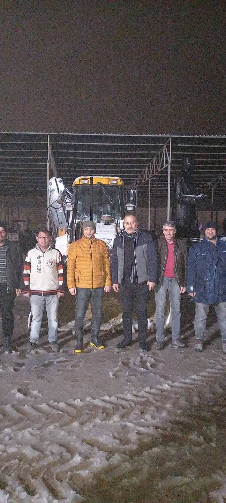 KIRIKHAN BELEDİYESİ YOLDA MAHSUR KALAN ŞOFÖRLERE ÇORBA İKRAM ETTİ