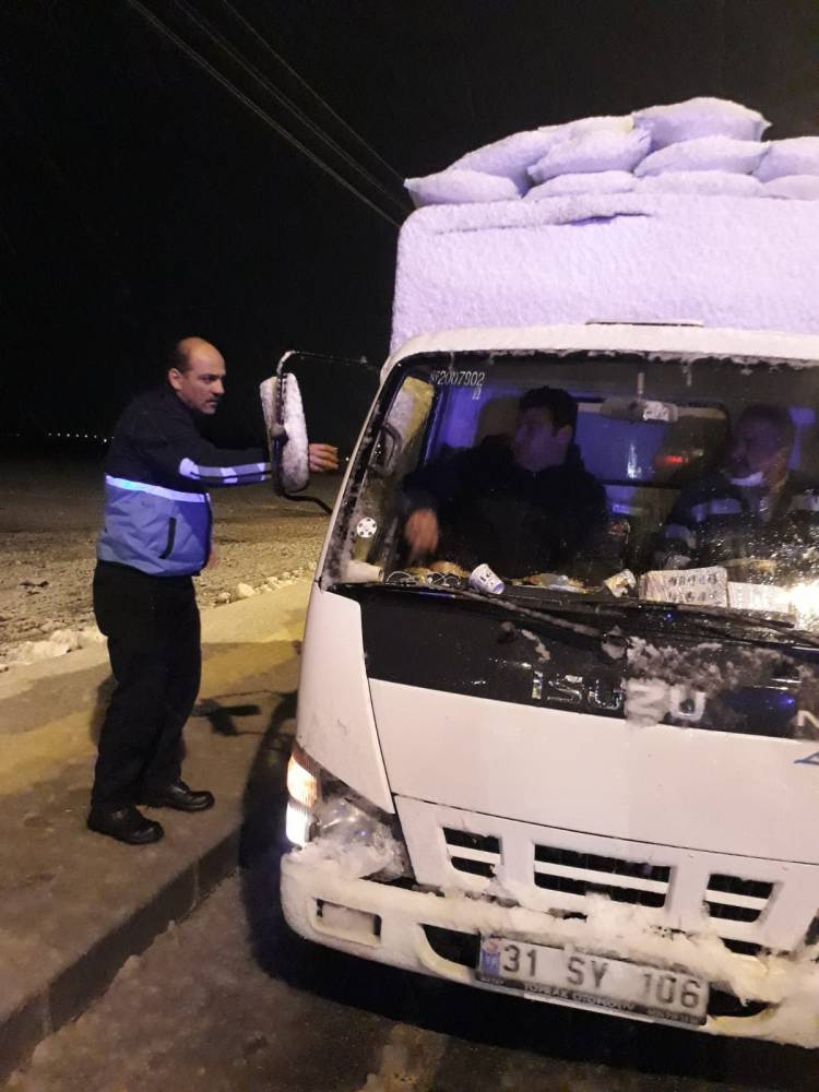 KIRIKHAN BELEDİYESİ YOLDA MAHSUR KALAN ŞOFÖRLERE ÇORBA İKRAM ETTİ