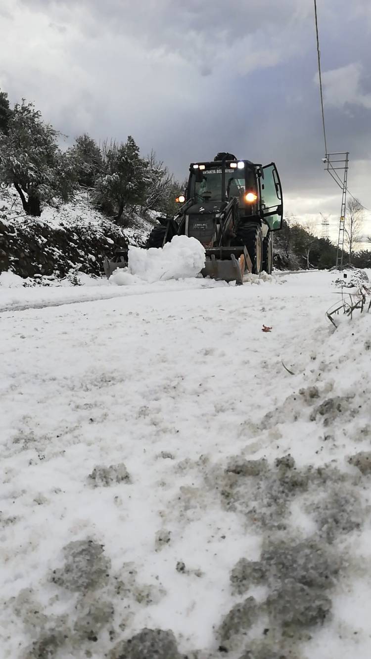 ANTAKYA BELEDİYESİ, KARLA KAPLI YOLLARI ULAŞIMA AÇTI 