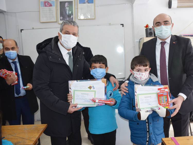 Okullarda Yarıyıl Karne Heyecanı Yaşandı