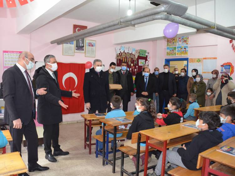 Okullarda Yarıyıl Karne Heyecanı Yaşandı