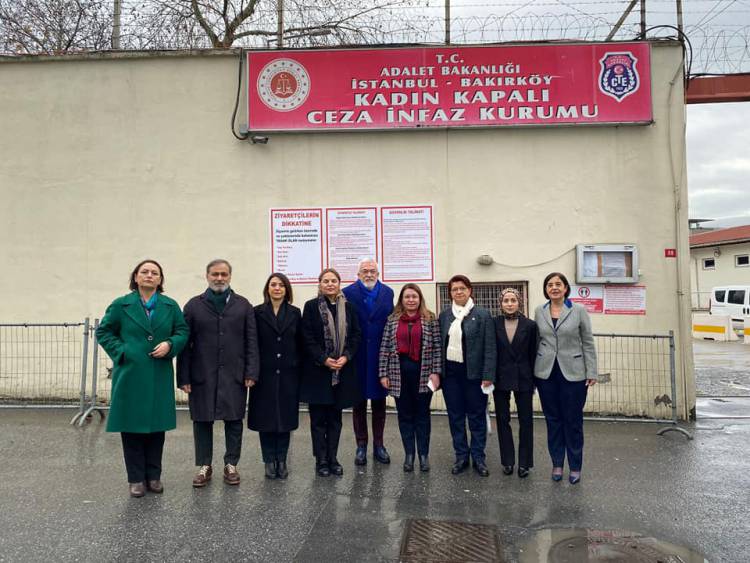 CHP’Lİ KADIN VEKİLLER SEDEF KABAŞ’I CEZAEVİNDE ZİYARET ETTİ 