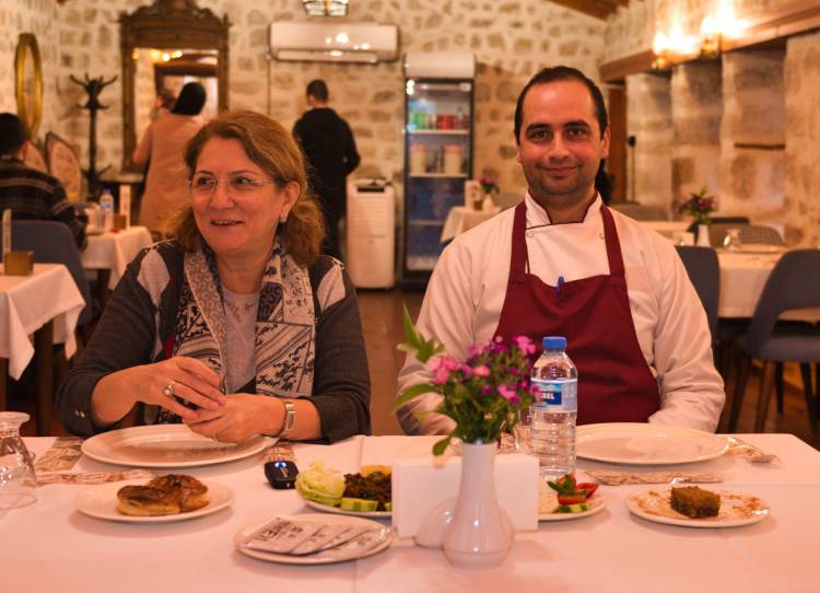 TÜRKİYE’NİN LEZZET KÖŞESİ HATAY’IN AŞÇI ADAYLARI ÖNLÜKLERİNİ KUŞANDI 2. AŞÇILIK OKULU İÇİN ÖNLÜKLER GİYİLDİ 2. AŞÇILIK OKULU BAŞLADI