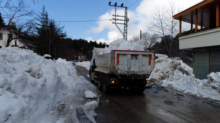 OSMANİYE BELEDİYESİ ZORKUN MERKEZ VE YAYLALARDA KAR YAĞIŞINDAN KAPANAN ANA ARTER  VE ARA YOLLARI AÇIYOR.