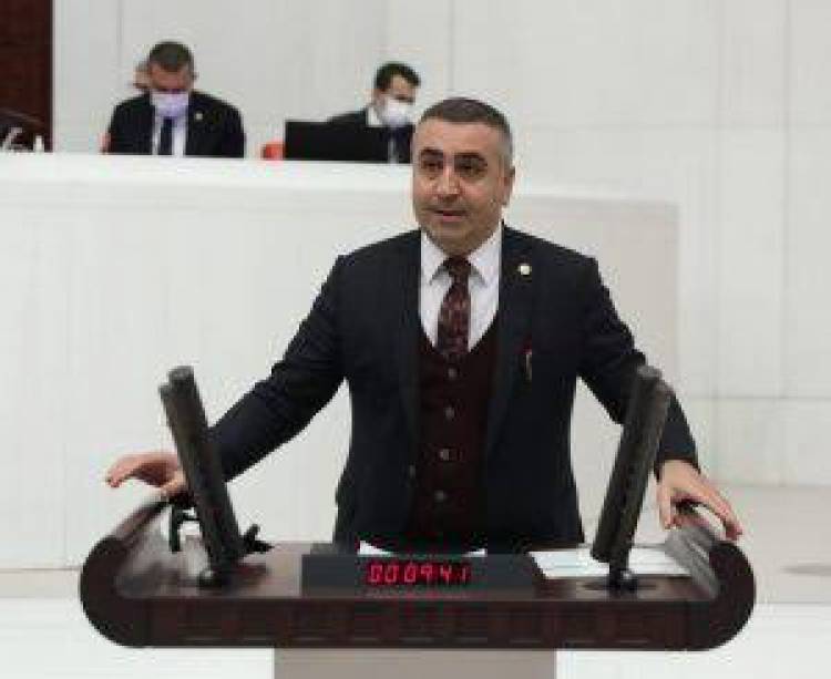 "Su bulamadık, mahalleye su yok. Asfalt bulamadık, mahalleye yol yok. Seçim zamanı gelince de Büyükşehir sana oy yok."