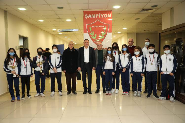 HATAY’A 16 KUPA İLE DÖNEN HBB SPORCULARI SEVİNCİNİ BAŞKAN SAVAŞ İLE PAYLAŞTI  BAŞKAN SAVAŞ HATAY’A 16 KUPA İLE DÖNEN SPORCULARI KUTLADI  SAVAŞ: SPORA VE SPORCUYA DESTEĞİMİZ DEVAM EDECEK