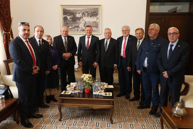 DOĞRU PARTİ YÖNETİCİLERİNDEN BAŞKAN SAVAŞ’A ZİYARET DOĞRU PARTİ GENEL BAŞKANI SERDAROĞLU LÜTFÜ SAVAŞ’I ZİYARET ETTİ