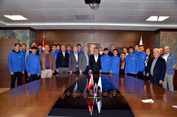 Abdullah Sayek Anadolu Lisesi Futbol Takımından İTSO’ya Ziyaret Türkiye’de İlk 8 Takım Arasına girme başarısı gösterdiler