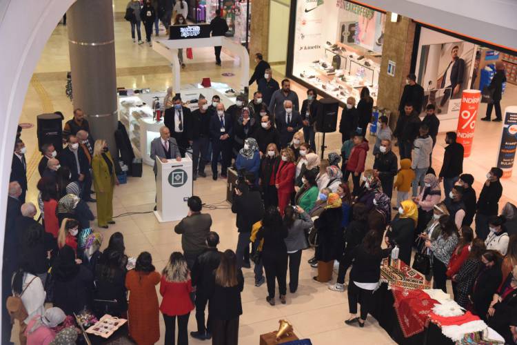 DÜNYA KADINLAR GÜNÜ SERGİSİ AÇILDI