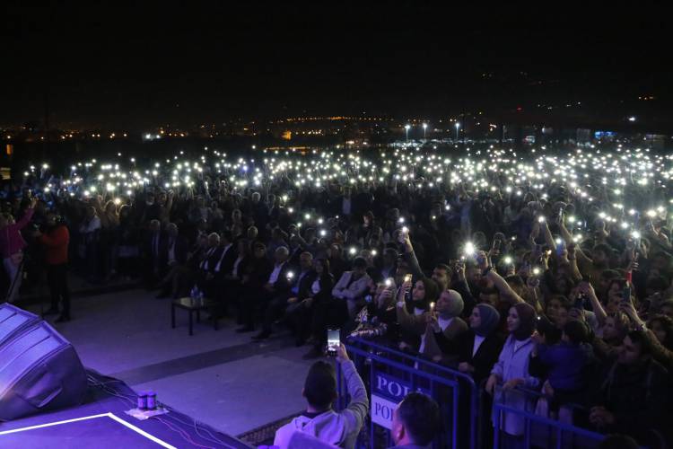 EXPO 2021 HATAY’DA SANAT, EĞLENCE, COŞKU VAR GÖKSEL SEVİLEN ŞARKILARINI EXPO 2021 HATAY İÇİN SÖYLEDİ EXPO 2021 HATAY’DAKİ İLK KONSERDE GÖKSEL SAHNE ALDI