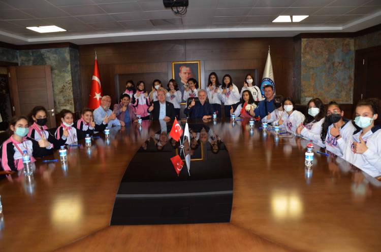 Namık Kemal Ortaokulunun Başarılı Sporcuları İTSO’yu Ziyaret Etti