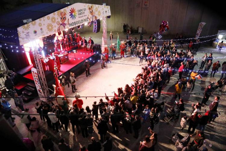 EXPO ALANLARININ GECESİ AYRI GÜNDÜZÜ AYRI GÜZEL