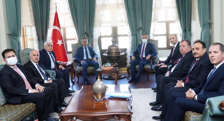 Kilis'te yapılacak eğitim yatırımlarını yerinde incelemelerde bulunmak üzere Kilise  gelen Milli Eğitim Bakanı Sayın Mahmut Özer, Valimiz Sayın Recep Soytürk'ü makamında ziyaret ederek, Valiliğimiz Toplantı Salonunda İl Eğitim Değerlendirme Toplantısına katıldı.