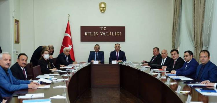 Kilis'te yapılacak eğitim yatırımlarını yerinde incelemelerde bulunmak üzere Kilise  gelen Milli Eğitim Bakanı Sayın Mahmut Özer, Valimiz Sayın Recep Soytürk'ü makamında ziyaret ederek, Valiliğimiz Toplantı Salonunda İl Eğitim Değerlendirme Toplantısına katıldı.