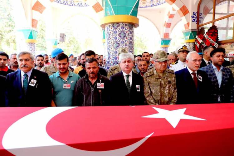 HATAYLI ŞEHİDİNİ SON YOLCULUGUNA UGURLADI